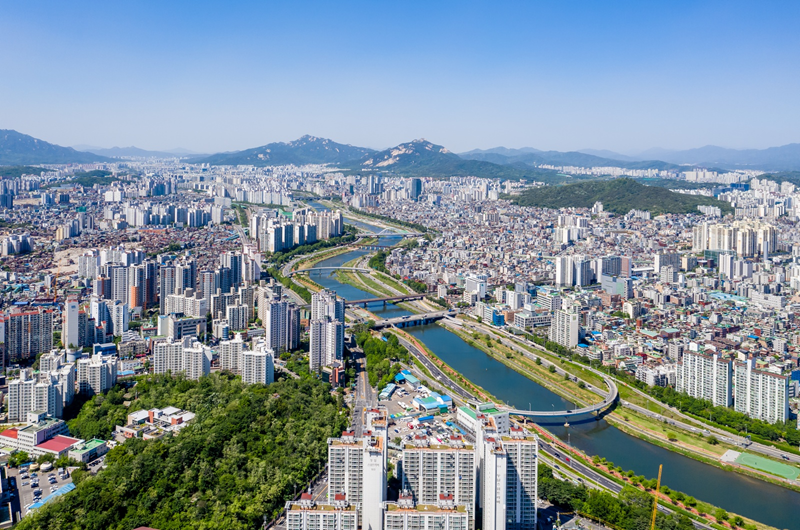 역동적인 도시 서울에서 시민들의 삶과 가치관 역시 함께 변화합니다