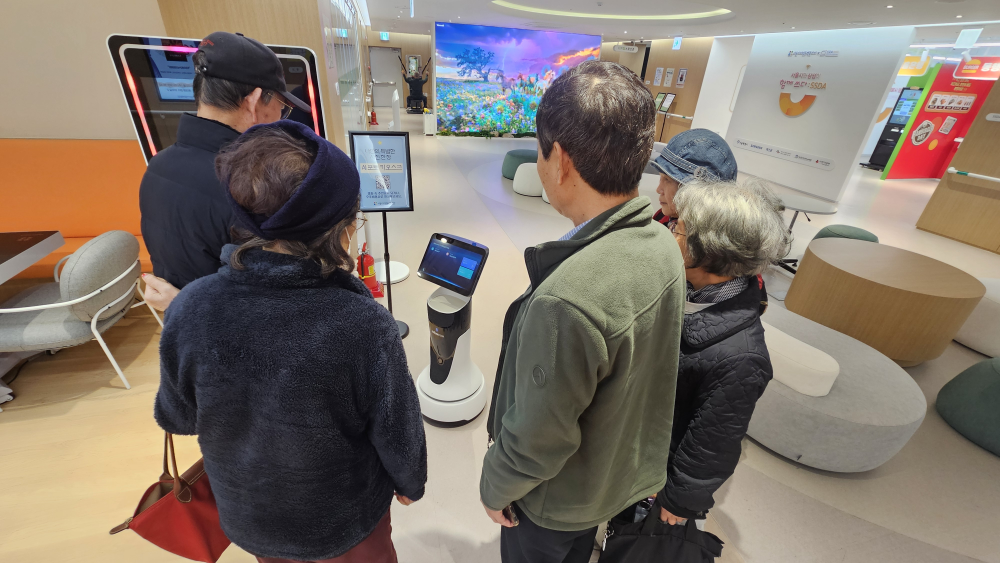 로봇도슨트의 안내를 받고있는 모습