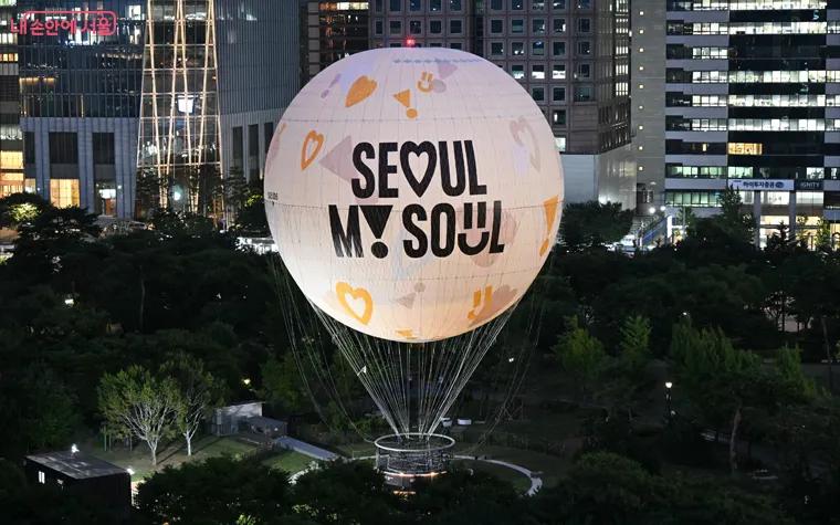 여의도 공원에 설치된 계류식 가스기구 '서울달'