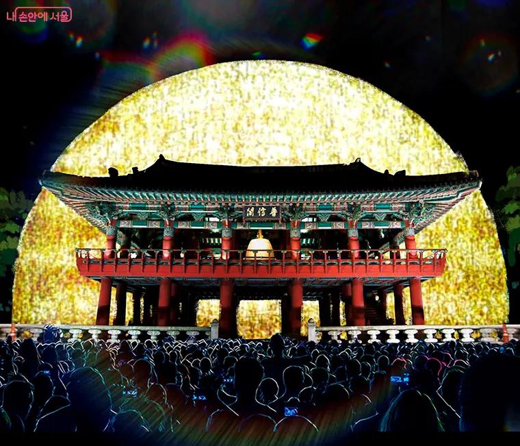 작년보다 거대해진 자정의 태양이 뜹니다.