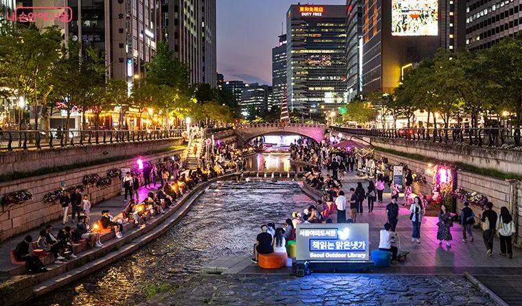 '서울야외도서관' 청계천 책읽는 맑은냇가