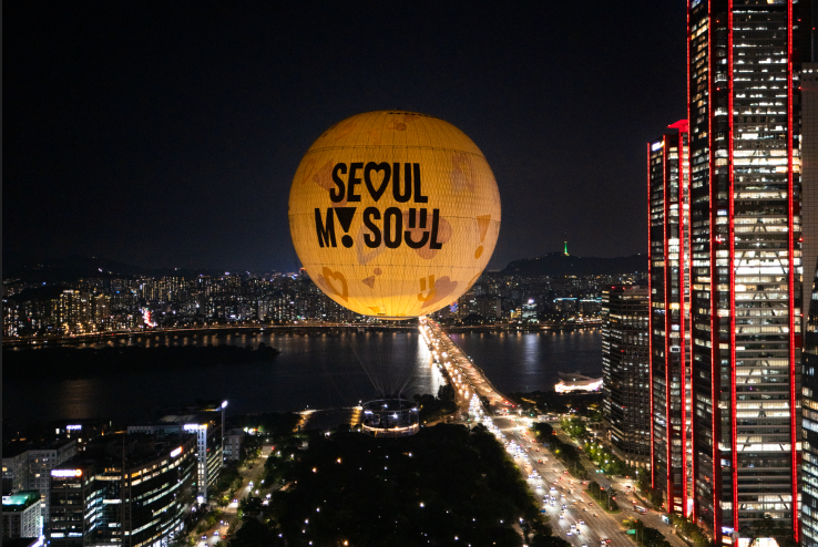 하늘에 떠 있는 서울달 야경
